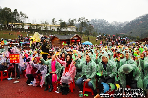 泸州市春晚走进花田酒地 2000观众雪里观演出(图1) 泸州市春晚走进花田酒地 2000观众雪里观演出(图1)