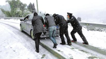 降百年难遇大雪 古蔺客运几乎全线封闭(图1) 降百年难遇大雪 古蔺客运几乎全线封闭(图1)