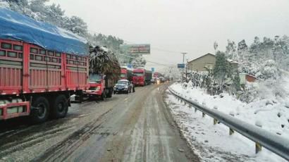8年之后自贡再迎大雪 境内高速一度封闭(图1) 8年之后自贡再迎大雪 境内高速一度封闭(图1)