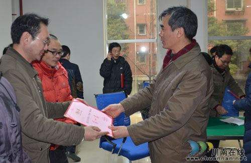 泸州市职工桥牌赛 工商局代表队夺冠(图2) 泸州市职工桥牌赛 工商局代表队夺冠(图2)