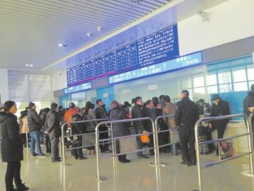 内江：春运首日&nbsp;高铁站挤爆了&nbsp;客运站冷清了(图1)