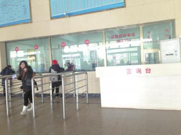 内江：春运首日&nbsp;高铁站挤爆了&nbsp;客运站冷清了(图2)