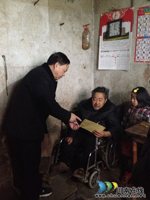 叙永县人大常委会主任张秋平到龙凤镇开展送温暖活动(图1)