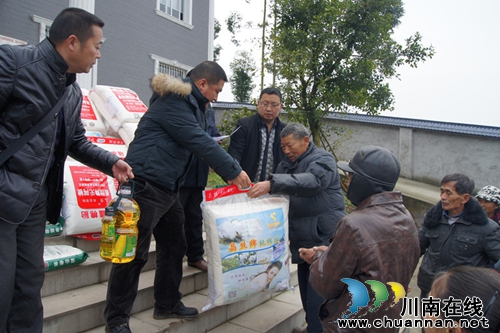 雪中送炭 泸县工商暖冬在行动(图3) 雪中送炭 泸县工商暖冬在行动(图3)