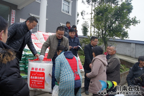 雪中送炭 泸县工商暖冬在行动(图1) 雪中送炭 泸县工商暖冬在行动(图1)