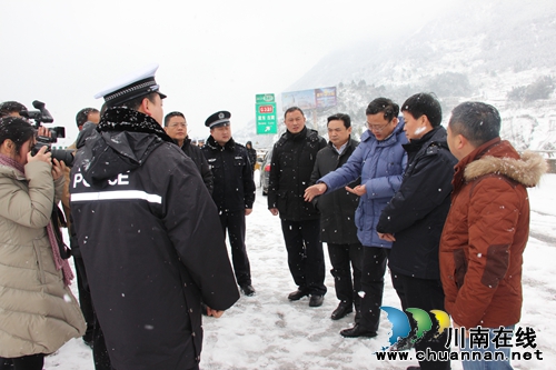 泸州市副市长张文军视察叙永冰雪路面管控情况(图2) 泸州市副市长张文军视察叙永冰雪路面管控情况(图2)