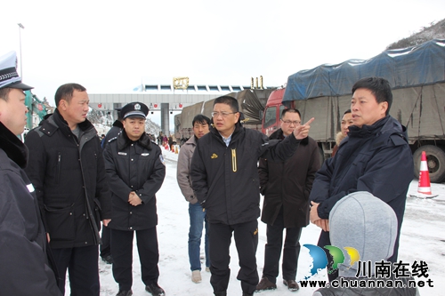 泸州市副市长张文军视察叙永冰雪路面管控情况(图4) 泸州市副市长张文军视察叙永冰雪路面管控情况(图4)