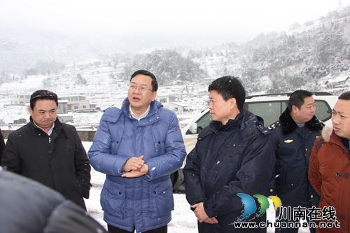 泸州市副市长张文军视察叙永冰雪路面管控情况(图1) 泸州市副市长张文军视察叙永冰雪路面管控情况(图1)