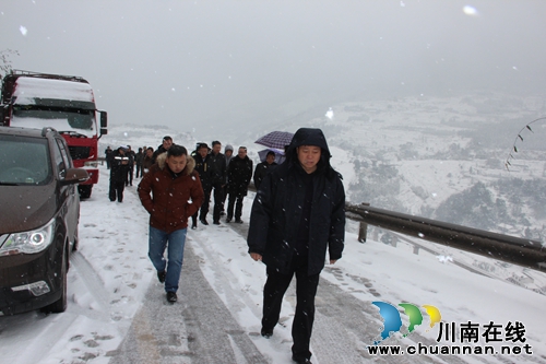 泸州市副市长张文军视察叙永冰雪路面管控情况(图3) 泸州市副市长张文军视察叙永冰雪路面管控情况(图3)