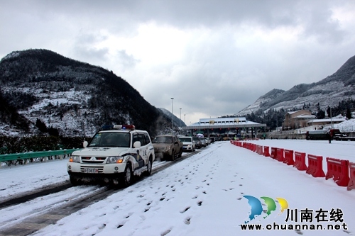 叙永县公安交警全力保障冰雪路面交通安全(图3) 叙永县公安交警全力保障冰雪路面交通安全(图3)