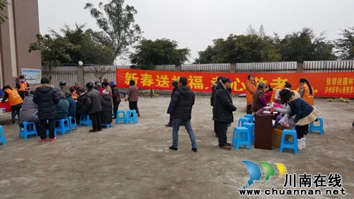 泸州张坝 “新春送祝福 孝心敬老”活动受欢迎(图1) 泸州张坝 “新春送祝福 孝心敬老”活动受欢迎(图1)