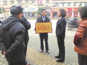 4年6次审理 自贡富顺20多位民工终于拿到工资(图1) 4年6次审理 自贡富顺20多位民工终于拿到工资(图1)