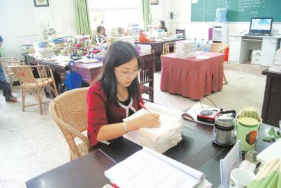 忍剧痛 宜宾腿疾女老师坚守讲台20年(图3) 忍剧痛 宜宾腿疾女老师坚守讲台20年(图3)