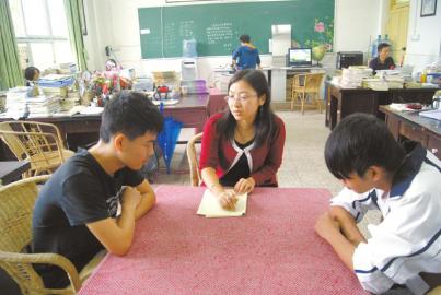 忍剧痛 宜宾腿疾女老师坚守讲台20年(图2) 忍剧痛 宜宾腿疾女老师坚守讲台20年(图2)