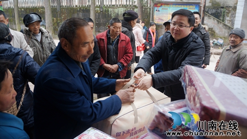 中实集团到立石镇开展春节慰问(图1) 中实集团到立石镇开展春节慰问(图1)