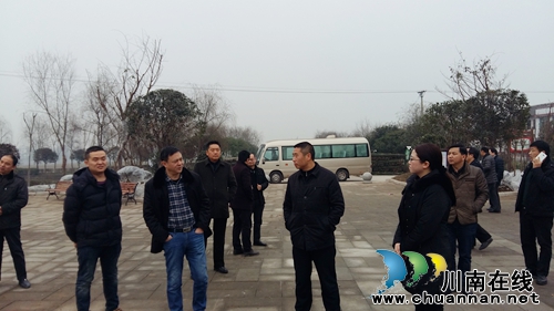泸县县委副书记、县长薛学深到嘉明镇调研异地扶贫公寓建设(图1)