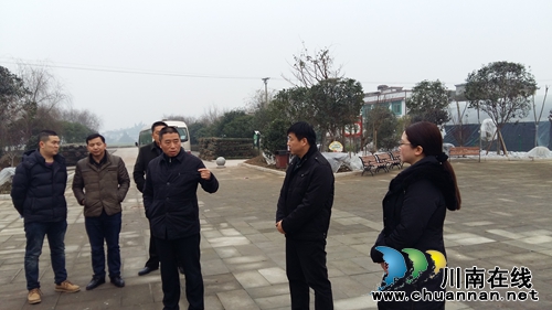 泸县县委副书记、县长薛学深到嘉明镇调研异地扶贫公寓建设(图2)