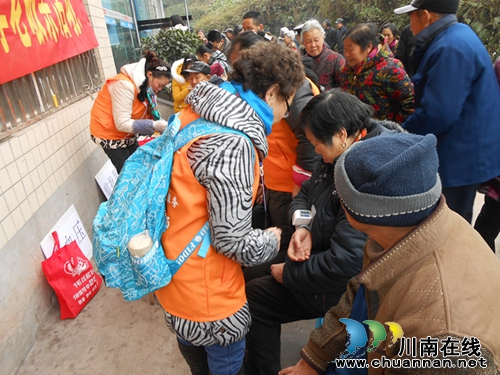 彭湾社区:“迎新春 孝老敬亲”活动为老人送温暖(图2) 彭湾社区:“迎新春 孝老敬亲”活动为老人送温暖(图2)