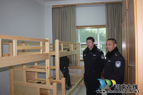 高速公路副支队长刘学永到纳黔高速交警一大队指导工作(图1) 高速公路副支队长刘学永到纳黔高速交警一大队指导工作(图1)