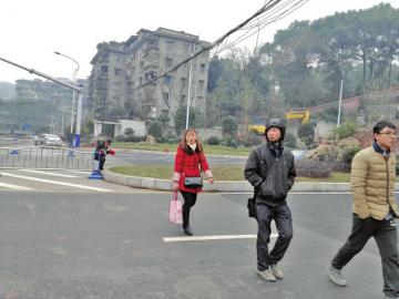 泸州首条隧道忠山隧道开通 司机:提示牌需醒目(图2) 泸州首条隧道忠山隧道开通 司机:提示牌需醒目(图2)