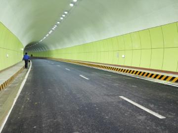 泸州首条隧道忠山隧道开通 司机:提示牌需醒目(图1) 泸州首条隧道忠山隧道开通 司机:提示牌需醒目(图1)