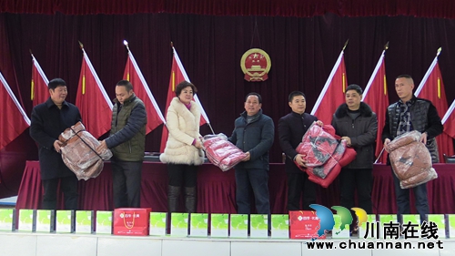 泸县潮河镇举行爱心捐赠仪式(图1)