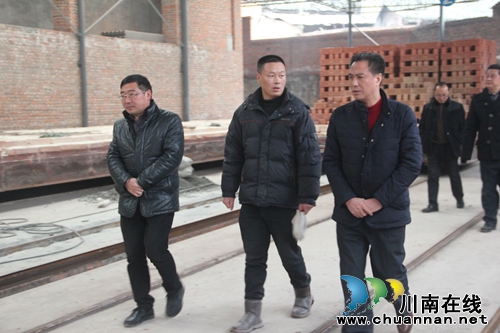 泸县人大常委会副主任刘树云到桐兴矸砖厂检查工作(图2)