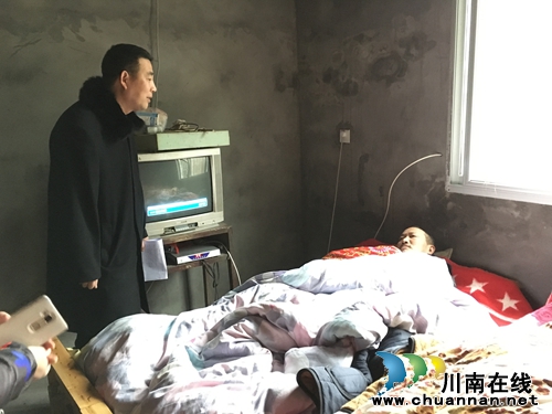泸县国土局到伏龙村开展“暖冬行、爱传递”活动(图3)