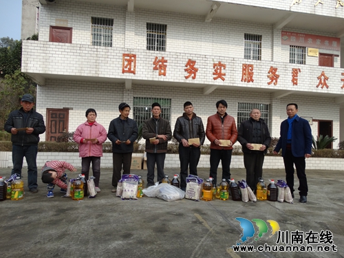 泸州市县工商联到立石镇开展“百企连百村”活动(图1)