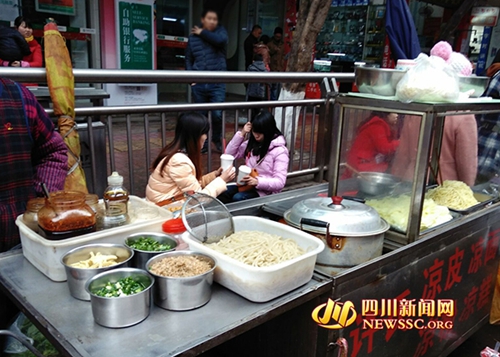 泸州两年轻男子当街殴打老人&nbsp;引发网友谴责(图1)