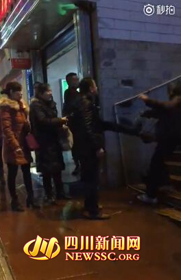 泸州两年轻男子当街殴打老人&nbsp;引发网友谴责(图2)