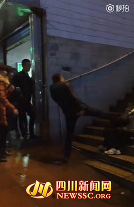 泸州两年轻男子当街殴打老人&nbsp;引发网友谴责(图3)