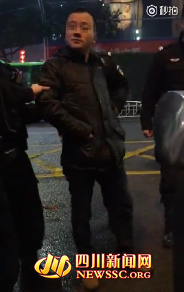 泸州两年轻男子当街殴打老人&nbsp;引发网友谴责(图4)