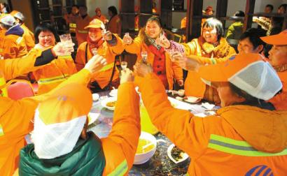 泸州餐馆老板花3万“办招待” 请环卫工过小年(图1) 泸州餐馆老板花3万“办招待” 请环卫工过小年(图1)