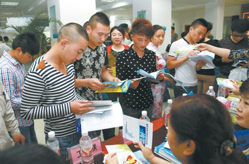 上万岗位等你来 泸州最大规模招聘会18日启动(图1) 上万岗位等你来 泸州最大规模招聘会18日启动(图1)