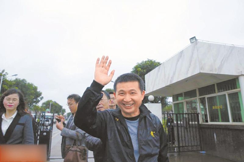 中国被关最久冤狱犯陈满回川:他笑着 没有哭(图1) 中国被关最久冤狱犯陈满回川:他笑着 没有哭(图1)