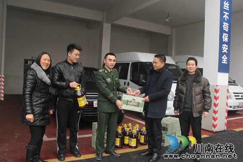 泸县卫计局情系泸县公安消防大队官兵(图1)