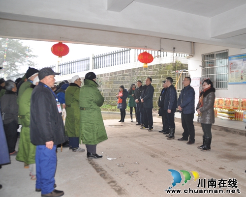 泸县财政局到联系云锦镇开展节前慰问活动(图1) 泸县财政局到联系云锦镇开展节前慰问活动(图1)