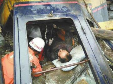 宜宾一铲车倒扣10余米下菜地&nbsp;消防千斤顶车救人(图2)