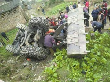 宜宾一铲车倒扣10余米下菜地&nbsp;消防千斤顶车救人(图1)