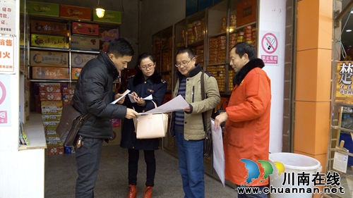 泸县工商局曾俊副局长赴方洞镇检查安全工作(图1) 泸县工商局曾俊副局长赴方洞镇检查安全工作(图1)