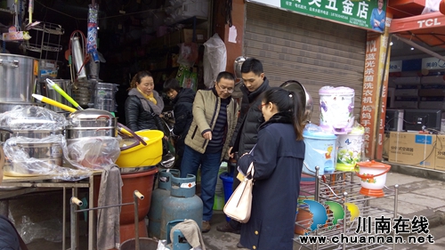 泸县工商局曾俊副局长赴方洞镇检查安全工作(图2) 泸县工商局曾俊副局长赴方洞镇检查安全工作(图2)