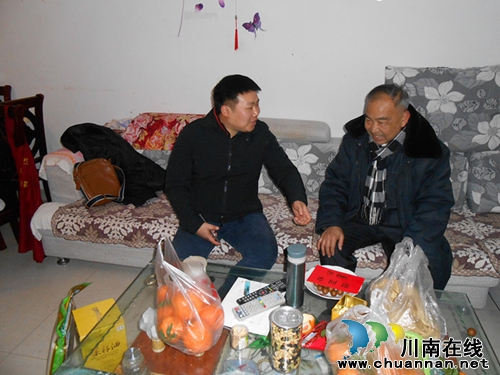 江阳区区委党校副校长罗熙慰问彭湾社区优秀党员(图1) 江阳区区委党校副校长罗熙慰问彭湾社区优秀党员(图1)