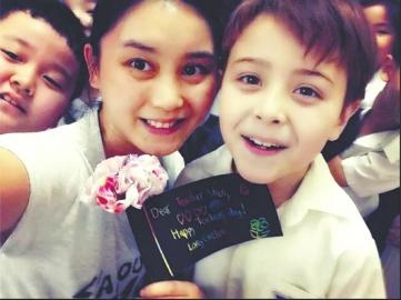 自贡：文莱学生太解放&nbsp;上课突然上讲台抱老师(图1)