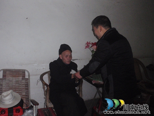 合江县:群工局春节前慰问困难信访群众(图1) 合江县:群工局春节前慰问困难信访群众(图1)