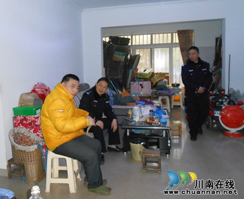 江阳公安分局副局长周凌疆到彭湾社区慰问群众(图1)