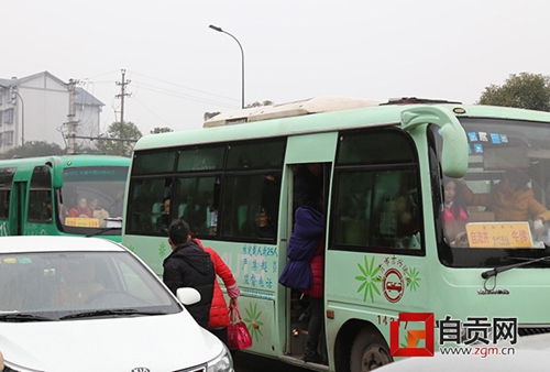 自贡郊外车犯“老毛病” 严重超载乘车像包饺子(图1) 自贡郊外车犯“老毛病” 严重超载乘车像包饺子(图1)