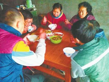 宜宾“倒立男孩”一家团聚 最爱老爸的酸菜鱼(图1) 宜宾“倒立男孩”一家团聚 最爱老爸的酸菜鱼(图1)