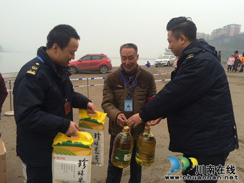 江阳区地方海事处开展春节前送温暖活动(图1)