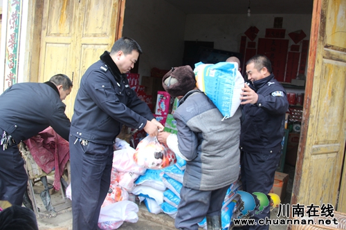 叙永交警大队开展春节前夕慰问帮扶活动(图1) 叙永交警大队开展春节前夕慰问帮扶活动(图1)